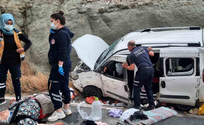 Amasya’da yoldan çıkan araç toprak yığınına çarptı: 4 yaralı