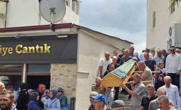 Ambulans kazasında hayatını kaybeden felçli kadın son yolculuğuna uğurlandı