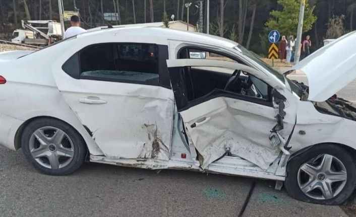 Ambulansla, otomobil çarpıştı: 5 yaralı