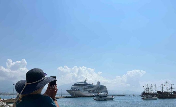 Amerikalı 602 yolcu ve 393 mürettebatlı dev kruvaziyer Alanya’da