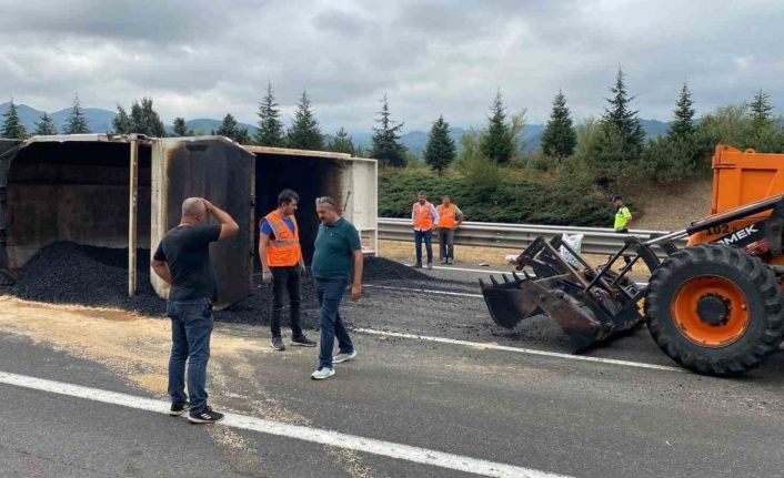 Anadolu otoyolunda asfalt yüklü kamyon devrildi