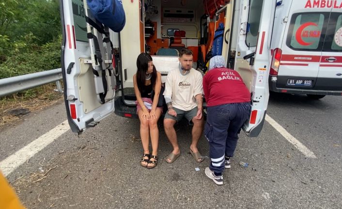 Anadolu Otoyolu’nda minibüs bariyere saplandı: 7 kişi yaralandı