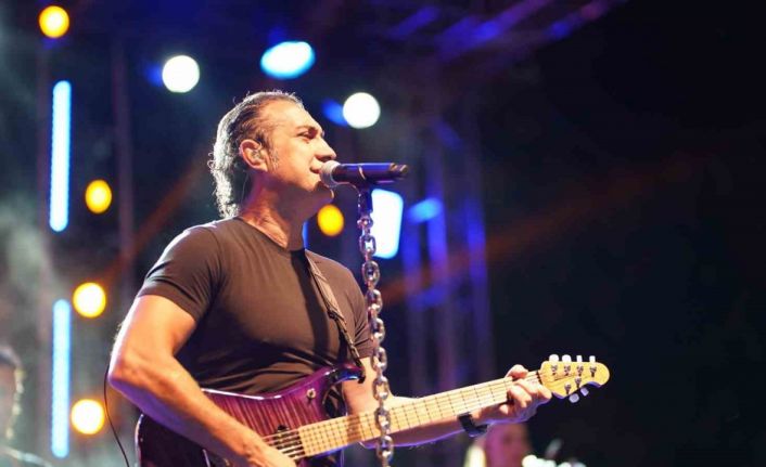 Anadolu rock müziğinin sevilen ismi Kıraç, Erzincan’da konser verdi