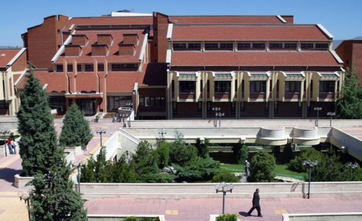 Anadolu Üniversitesi Kütüphanesi bilgiye açılan kapı olmayı sürdürüyor