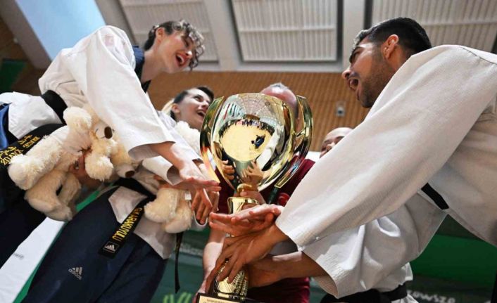 Anadolu Üniversitesi’nden Avrupa’da madalya yağmuru