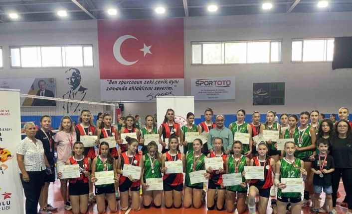 ANALİG Voleybol yarı finalinde kız takımı Türkiye finallerine yükseldi