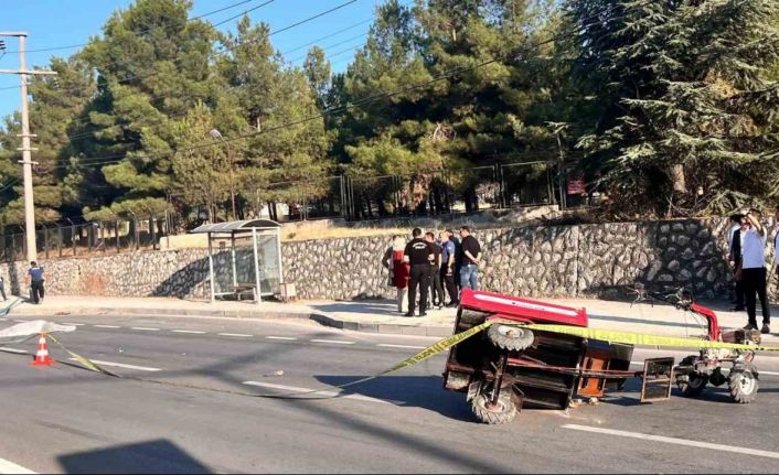 Aniden yola çıkan tarım aracına otomobil çarptı, yola düşen sürücü başka bir aracın altında can verdi