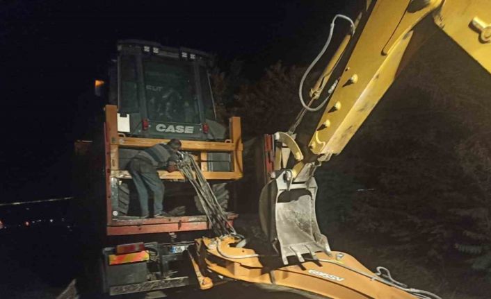 Ankara’da iş makinesi taşıyan kamyon kömür taşıma bandına çarptı