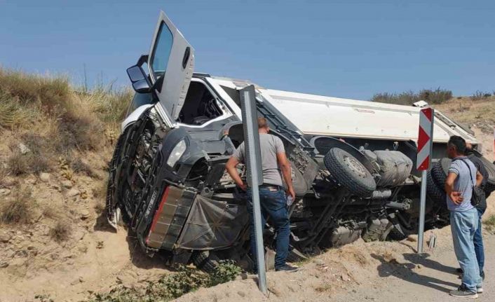 Ankara’da kontrolden çıkan kamyon devrildi: 1 yaralı