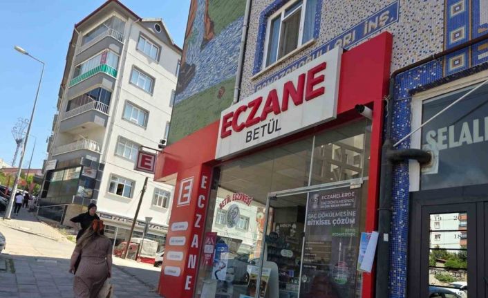 Ankara’da kontrolden çıkan otomobil eczaneye çarparak durabildi