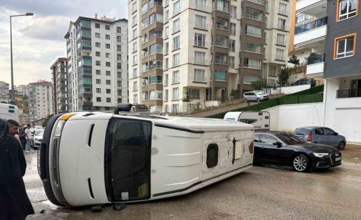 Ankara’da minibüs yol kenarına devrildi