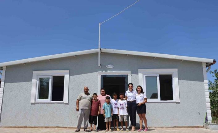 Annelerinin vefatı sonrası üvey ablalarının annelik yaptığı depremzede 3 kardeş sıcak yuvasına kavuştu