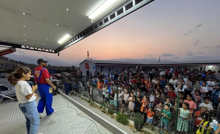 Antakya Belediyesi’nin düzenlediği çocuk şenliğinde  depremzede çocuklar doyasıya eğlendi