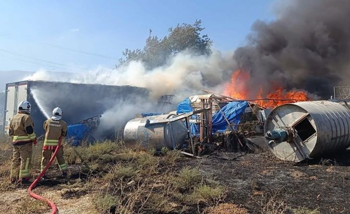 Antakya’da malzeme sahasında çıkan yangın büyümeden söndürüldü