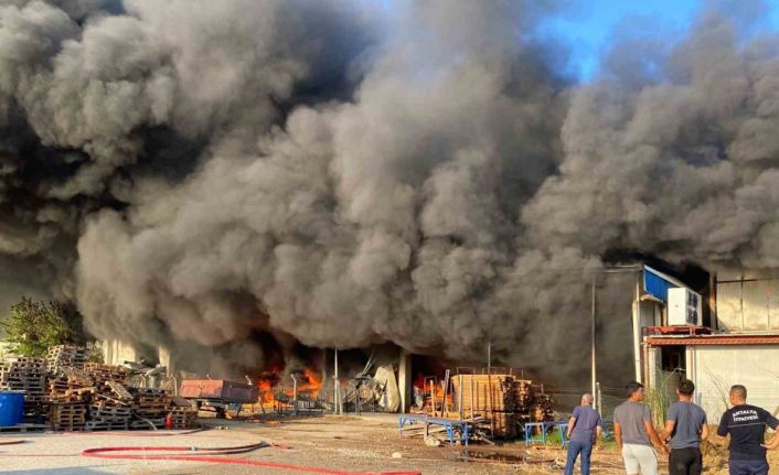 Antalya’da 2 depo yangında küle döndü