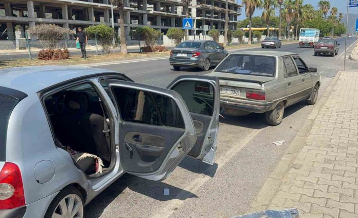 Antalya’da 3 otomobilin karıştığı zincirleme kazada 2 kişi yaralandı