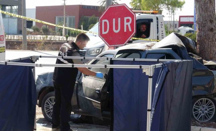 Antalya’da ağaca çarpan otomobilin sürücüsü hayatını kaybetti