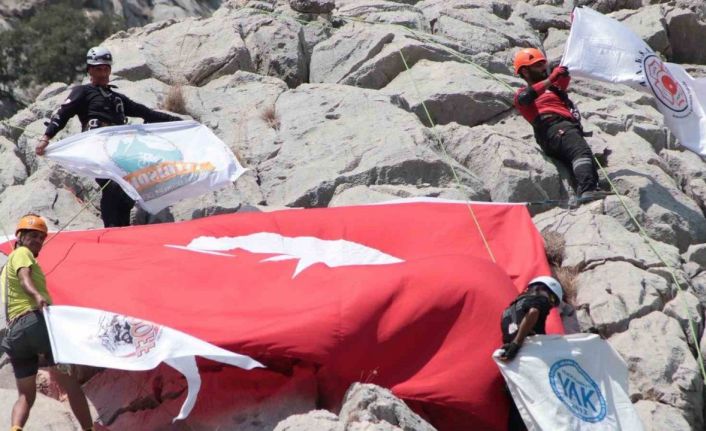 Antalya’da dağcılar Zafer Bayramı’na özel Türk bayrağı açtı
