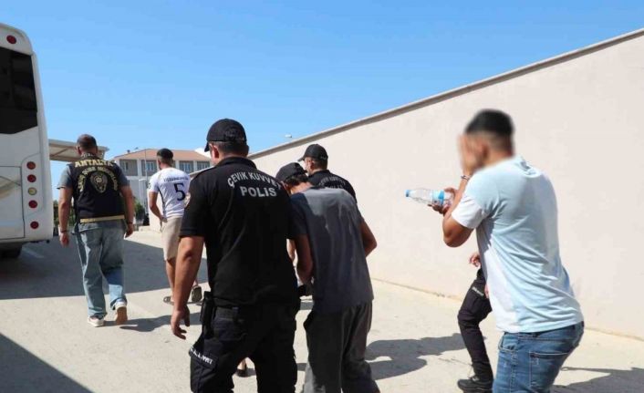 Antalya’da eş zamanlı düzenlenen operasyonda 80 aranan şahıs yakalandı