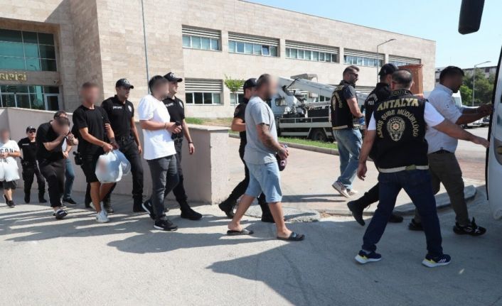 Antalya’da eş zamanlı operasyonlarda 236 aranan şahıs yakalandı