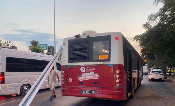 Antalya’da halk otobüsüne karavan tentesi saplandı