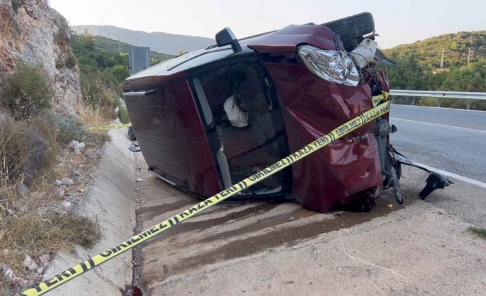 Antalya’da kamyonet yan yattı: 6 yaralı