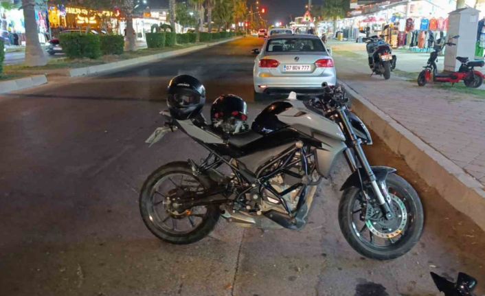 Antalya’da motosikletler çarpıştı: 3 yaralı