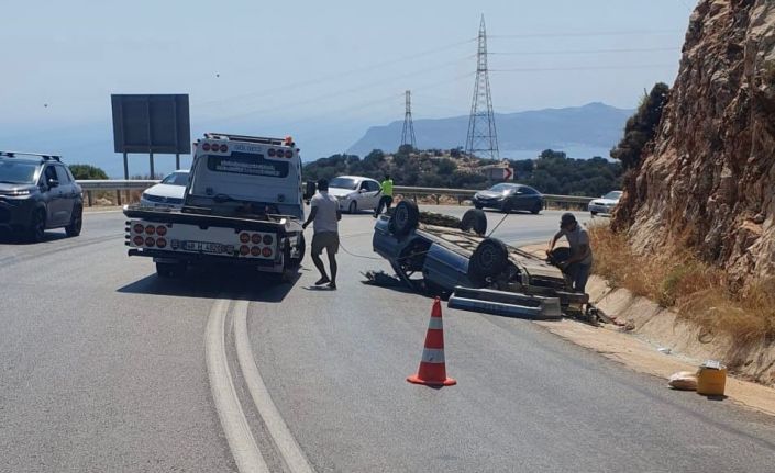 Antalya’da otomobil dağlık alana çarparak ters döndü: 2 yaralı