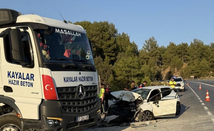 Antalya’da otomobil ile beton mikseri çarpıştı: 1 ölü, 2 yaralı
