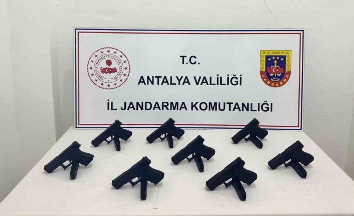 Antalya’da otomobilden 8 ruhsatsız tabanca çıktı