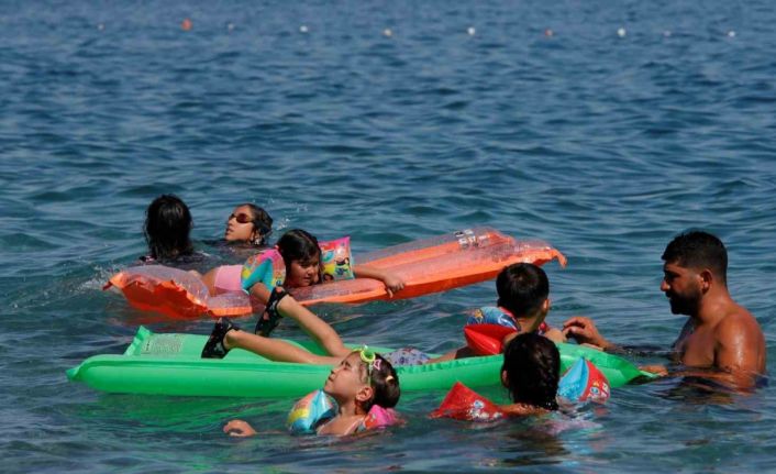 Antalya’nın deniz suyu sıcaklığı 33 dereceyle İstanbul ve Ankara’nın sıcak havasını geride bıraktı