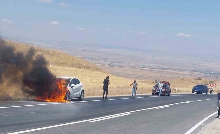 Araç alev alev yandı