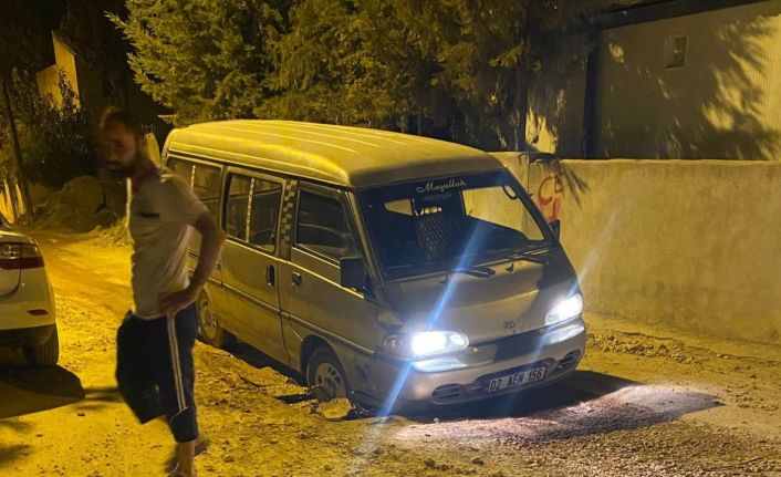 Araç, alt yapı çukurunda mahsur kaldı