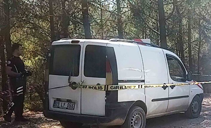 Araç içinde tüfekle vurulmuş halde bulundu