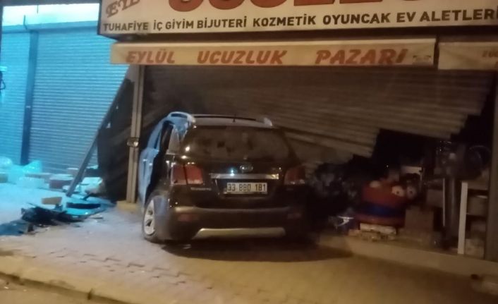 Araç işyerine daldı: 2 yaralı