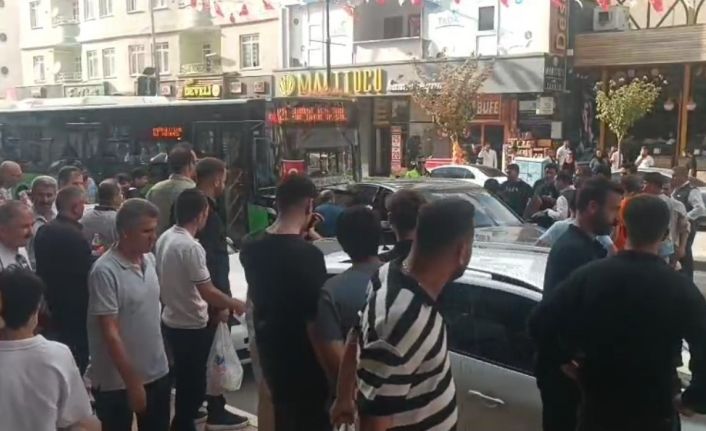 Aracı içinde bayılan sürücü hastaneye kaldırıldı