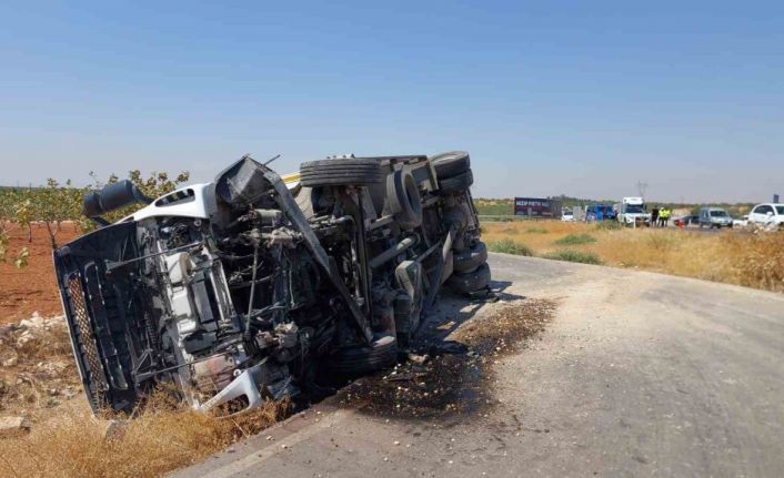 Araçla çarpışan kamyon yan yattı: 1 yaralı