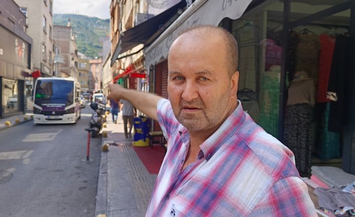 Arıza aracının bomunda çalışırken dolmuşun üzerine düştü