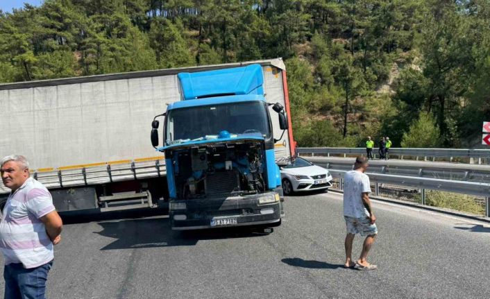Arızalanan tır İzmir - Manisa yolunu kapattı