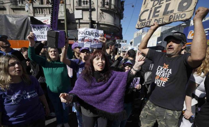 Arjantin Devlet Başkanı Milei’nin konvoyuna taşlı saldırı