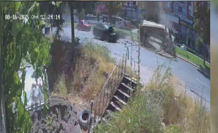 Arkadan çarptığı kamyoneti devirdi: 4 yaralı