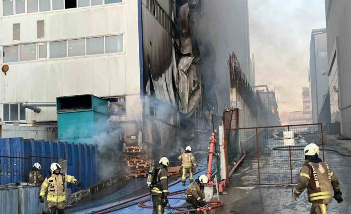Arnavutköy’de 3 katlı fabrikada yangın