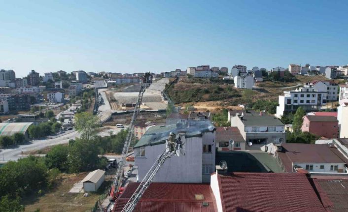 Arnavutköy’de 5 katlı binanın çatısında çıkan yangın paniğe neden oldu