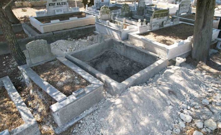 Arnavutköy’de define bulmak amacıyla kazılan mezarlık mahalleliyi isyan ettirdi