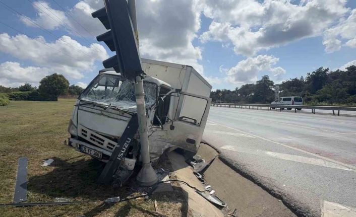 Arnavutköy’de freni patlayan kamyonet önce reklam panolarına sonra trafik ışığına çarptı: 1 yaralı