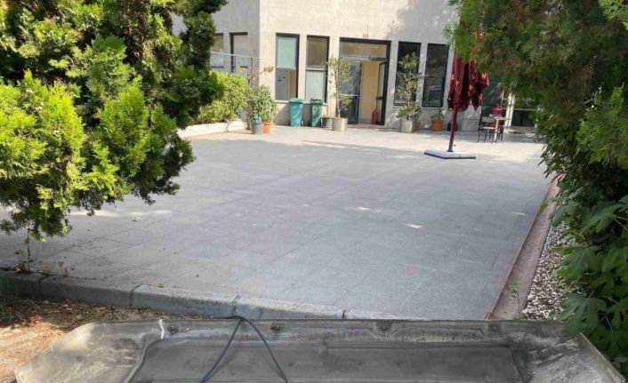 Arnavutköy’de İETT otobüsünün havalandırma kapağı uçtu: Bir vatandaş faciadan döndü