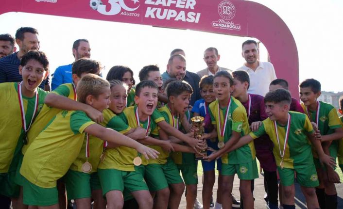 Arnavutköy’de U-11 Minikler Futbol Şampiyonası Zafer Bayramı coşkusuyla gerçekleşti
