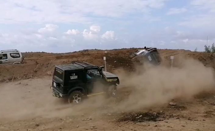 Artvin’de off-road yarışlarında yürekler ağza geldi: 2 araç devrildi
