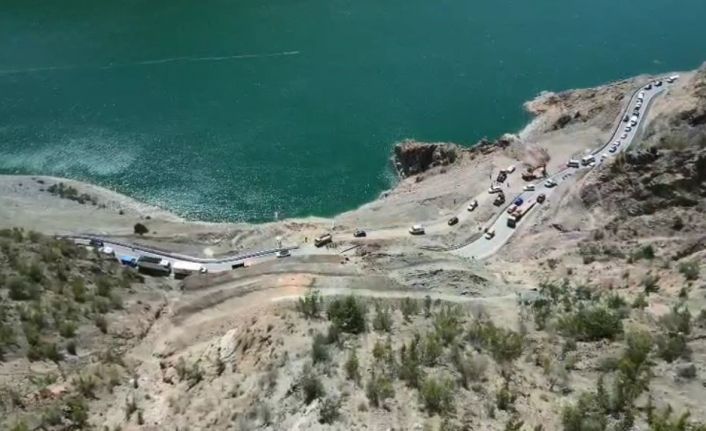 Artvin’in Yusufeli ilçesindeki heyelan sonrası ulaşım kontrollü olarak sağlanıyor