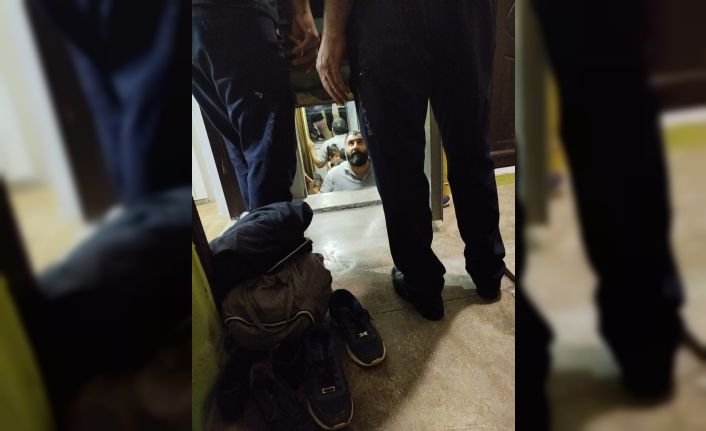 Asansörde kalan aileyi ekipler kurtardı